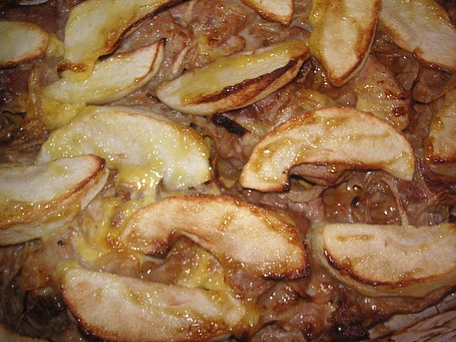 Аппетитная индейка с яблоками в мультиварке