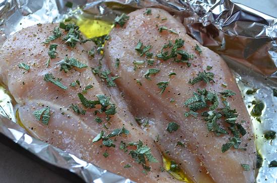 Сколько запекать курицу в фольге