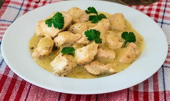 Куриная грудка в сметане в мультиварке