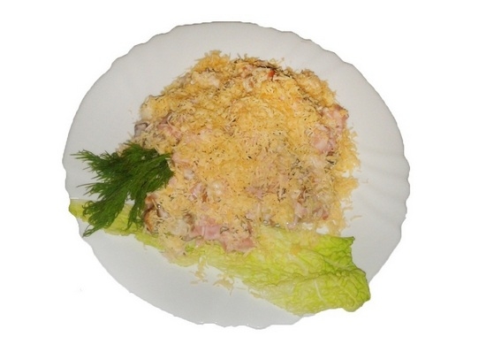 Салат с ананасами, ветчиной и сыром