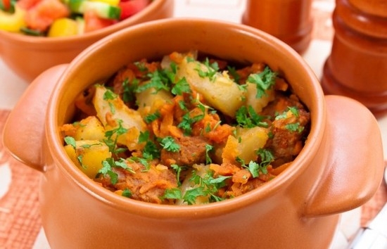 Горшочки в духовке с мясом и картошкой