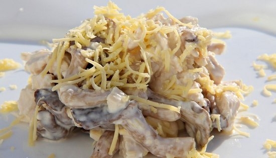 Салат с опятами и курицей