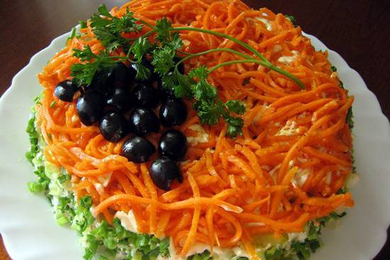 Салат с копченой курицей и корейской морковью