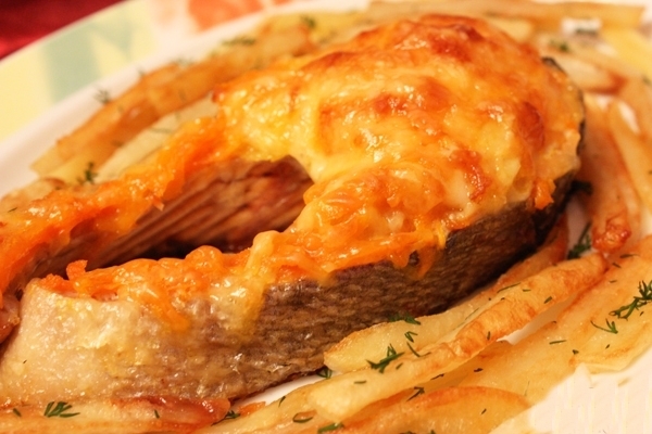 Кета, запеченная в духовке с сыром