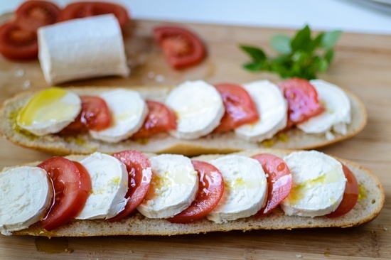 Сыр с томатами и чесноком