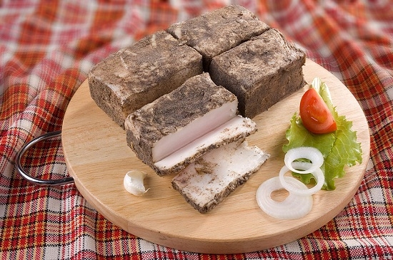 Сало в луковой шелухе