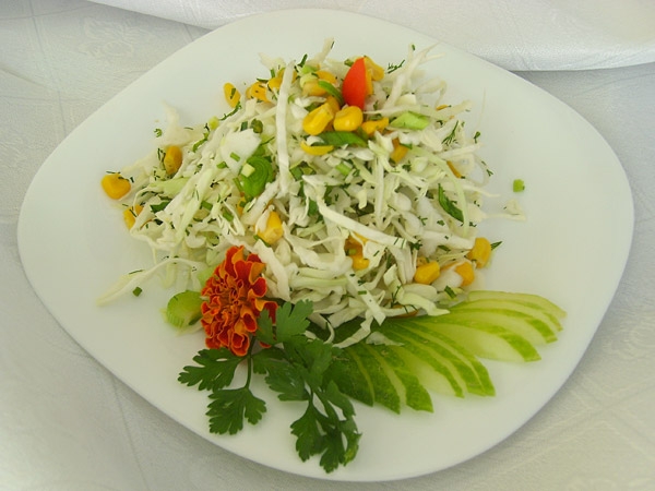 Салат с капустой и кукурузой