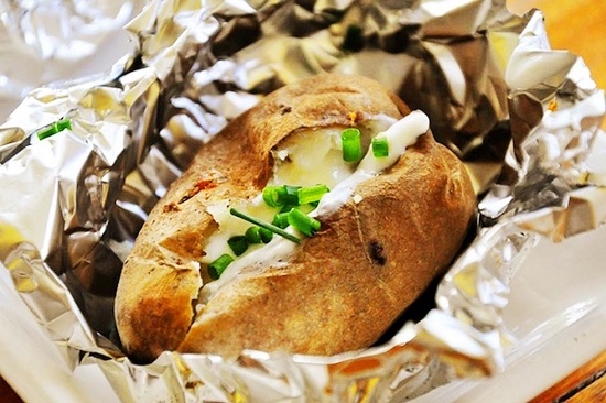 Запеченная картошка в фольге с беконом в мультиварке
