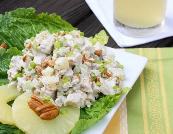 Салат с ананасом, курицей, грецкими орехами и сыром