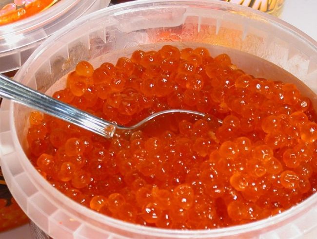 Как солить икру форели: рецепт 2