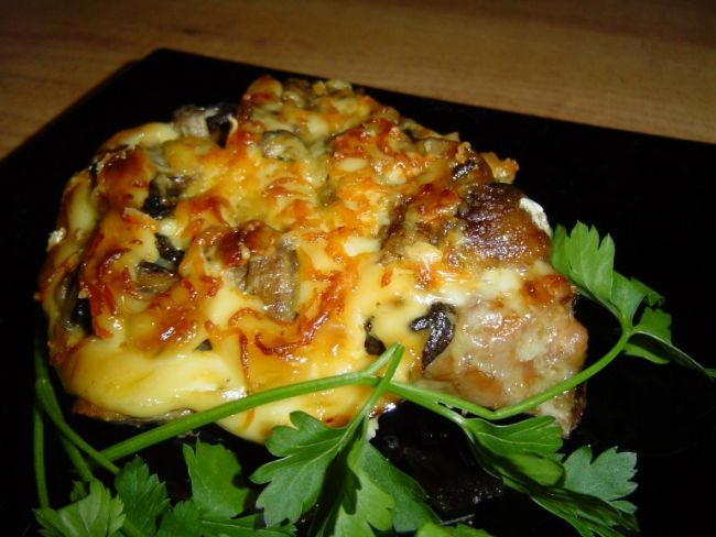 Рецепт: отбивные с ананасом и грибами