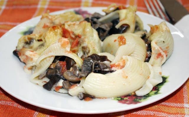 Фаршированные макароны с грибами