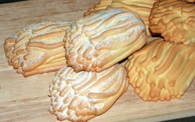 Как приготовить печенье хризантема через мясорубку?