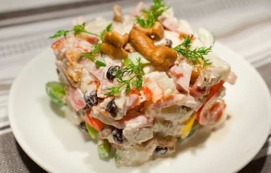 Салат с маринованными опятами и беконом