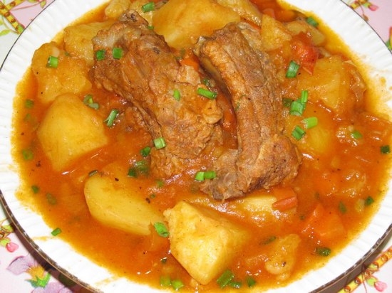 Свиные ребрышки, тушенные с картошкой