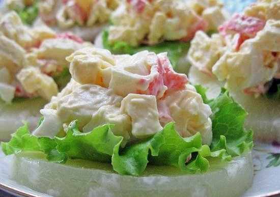 Салат с ананасом, крабовыми палочками и сыром