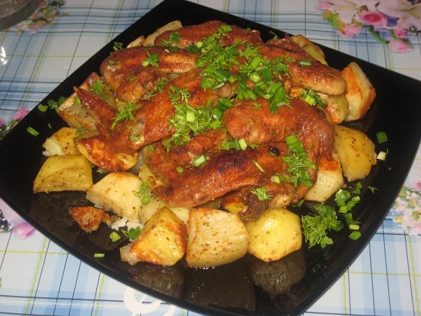 Крылышки в мультиварке с картошкой: рецепт