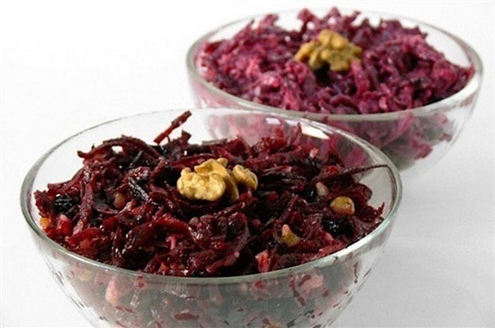 Сытный салат из свеклы с черносливом и чесноком