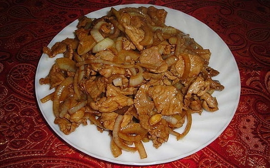 Как вкусно пожарить свинину на сковороде с луком?