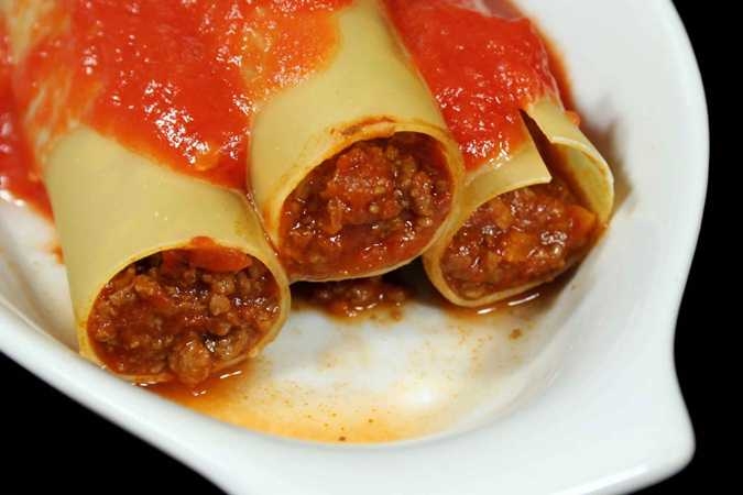 Фаршированные макароны под овощным соусом