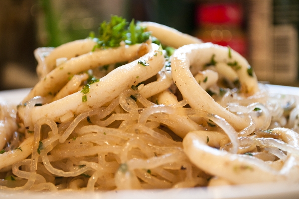 Жареные кальмары с луком