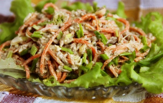 Простой салат из куриной грудки